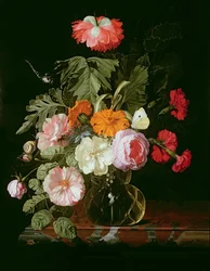 Rosen, Pfingstrosen und Jungfer im Grünen in einer Glasvase mit einem weißen Schmetterling